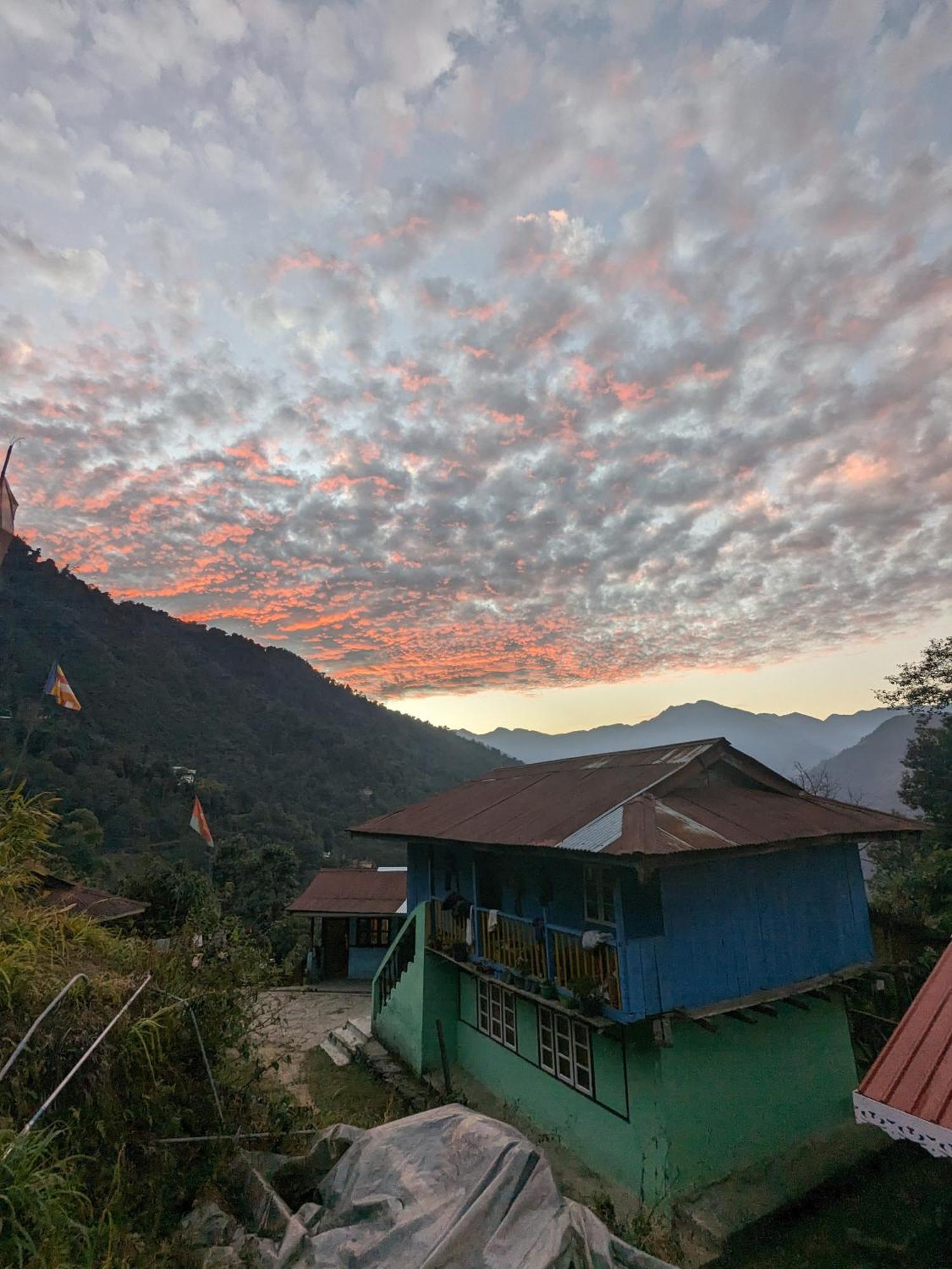 Wake In Himalayas Hostel Pelling Bagian luar foto